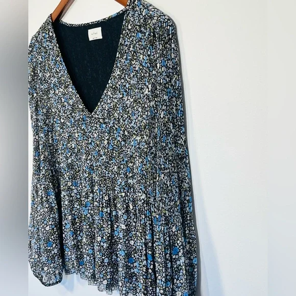 Aritzia Wilfred Pleated Floral Daydreamer V-Neck blouse, long sleeve comfy Large - Picture 3 of 6